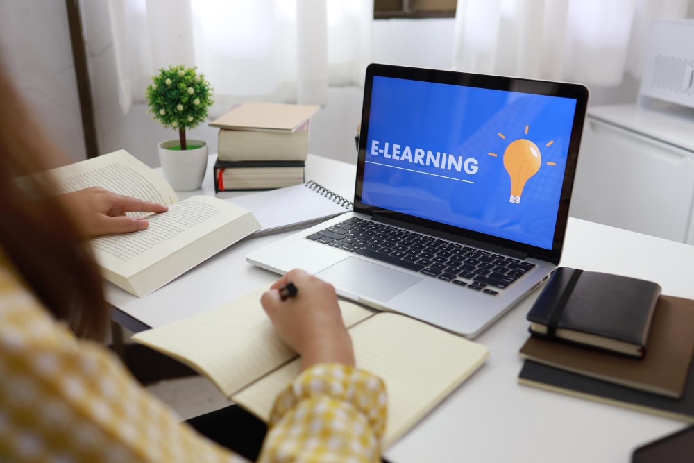 Bán khóa học và tạo cộng đồng